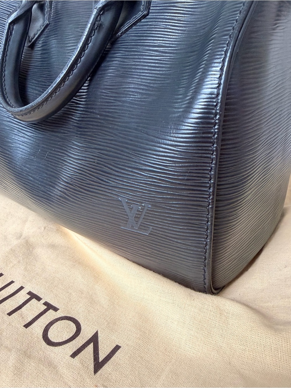 Louis Vuitton Epi Speedy 30 in Noir - Picture 3 of 6